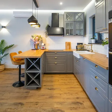 Vintage House Bella