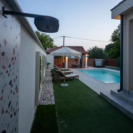 Vintage House Bella