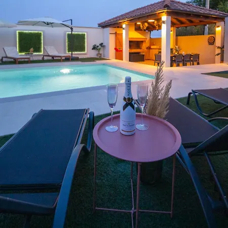 Vintage House Bella *